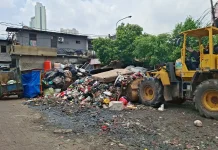 LH Jakbar Kerahkan Alat Berat untuk Angkut Sampah di Pasar Kopro