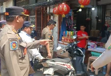 Kembalikan Estetika Kota, Satpol PP Jakbar Tertibkan Parkir Liar di Glodok