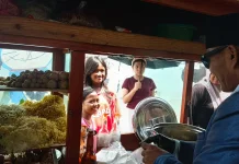 Penampilan Necis, Penjual Bakso di Cilincing Ini Sukses Curi Perhatian Pelanggan