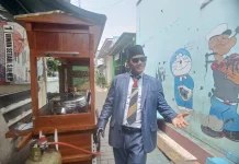 Mengenal Sosok Pak Baron, Penjual Bakso "Parlente" Viral