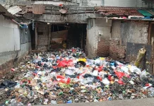 Tumpukan Sampah di Rusunawa Angke Mulai Dibersihkan