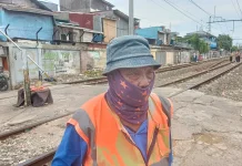 Minim Fasilitas, Warga Priok Rakit Sendiri Palang Pintu
