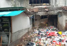 Tumpukan Sampah di Rusunawa Angke Robohkan Dinding Warung Warga