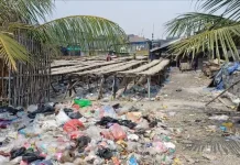 Gunungan Sampah Ditepi Tanggul Meresahkan Warga Cilincing