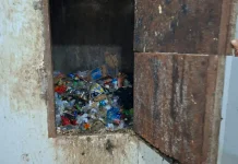 Sampah di Saluran Rusunawa Tambora Menumpuk hingga Lantai Enam
