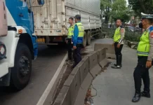 Diduga Hilang Kendali, Truk Tronton Tabrak Separator Busway