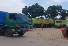 Akses Marunda Dipenuhi Ceceran Tanah Merah, Warga Resah