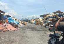 Warga Kalibaru Keluhkan Penumpukan Limbah Mengganggu Akses Jalan