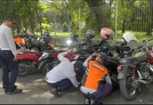Penertiban Parkir Liar di Kembangan, 8 Motor Diderek dan Puluhan Dicabut Pentil