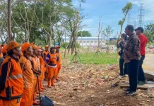 Puluhan Petugas Gabungan Percantik Area TPS Waduk Cincin