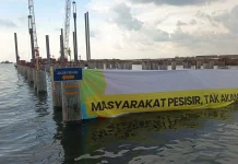 Nelayan Cilincing Gelar Parade Kapal Protes Pembangunan Proyek