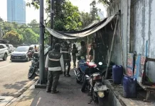Satpol PP Tertibkan Bangunan Liar dan PKL di Kemayoran