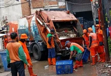LH Jakbar Kerahkan 100 Personel Tangani Sampah di Rusun Tambora