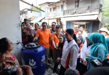 PAM JAYA dan TPPKK DKI Bagi Toren Air Gratis ke Warga Jakut
