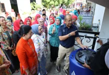 PAM JAYA Bagi Toren Air Gratis ke Ibu Pejuang Keluarga