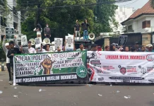 Ratusan Massa Unjuk Rasa di YLBHI, Tuntut Transparansi Dana