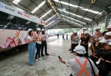 Seniman Muda Warnai Gerbong Kereta Api Indonesia