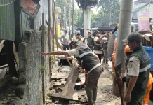 Petugas Tertibkan Lapak PKL dari Enam Ruas Jalan di Kebon Jeruk