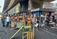 Petugas Gabungan Tambora Tertibkan PKL dan Trotoar di Roa Malaka