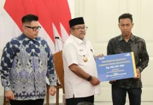 Rano Karno Serahkan Santunan untuk Korban Kecelakaan Kereta di Bekasi