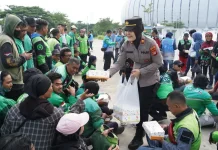 May Day, Polres Jakut Bagikan Makanan untuk Buruh