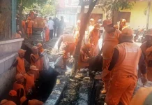 Kelurahan Tomang Angkut 150 Karung Sampah dari Saluran Air