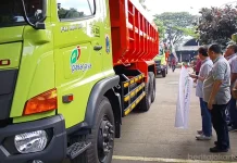 Perumda Pasar Jaya Luncurkan Lima Truk Sampah di Pasar Induk Kramat Jati