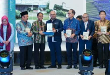 Menhut Raja Antoni Terima Kartu Pengurus DPP Himpunan Alumni IPB