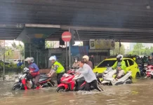 Banjir Genangi Simpang Lampu Merah Puri, Ratusan Kendaraan Mogok