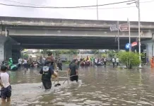 Berkah Banjir di Jakarta, Jasa Penyebrangan Gerobak "Banjir Cuan"