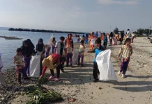 Peringati Hardiknas, Warga Pulau Untung Jawa Gelar Kerja Bakti