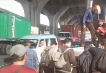 Mikrotrans Terbalik di Cilincing, Warga Evakuasi Penumpang