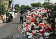 Sampah Meluber di Benhil, Warga Keluhkan Bau dan Jalan Licin
