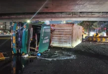 Truk Kontainer Terbalik di Tomang