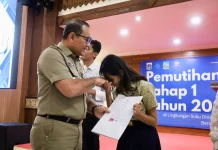 Program Pemutihan Ijazah Tahap I Tahun 2026, Pemkot Jakpus Serahkan 527 Ijazah