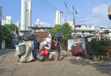 Petugas Kebersihan di Jakbar Pastikan Sampah Dipilah di TPS
