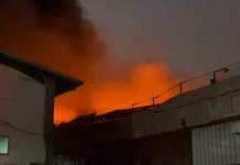 Kebakaran di Cengkareng Belum Berhasil Dipadamkan hingga Malam Hari