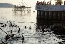 Ritual Pagi Warga Cilincing: Menjaga Sehat Lewat Terapi Air Laut