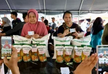 3.146 Warga Karang Anyar Terima Bantuan Pangan Nasional