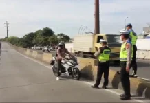 Petugas Gabungan Tertibkan Pemotor di Flyover Pesing, Puluhan Kendaraan Ditilang