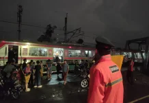 Kereta Duri–Tangerang Terhenti di Perlintasan Rawa Buaya Jakbar