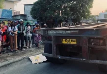 Kecelakaan di Cilincing, Pria Bersarung Tewas Tertabrak Truk