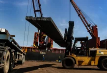Menolak Menyerah Macet: Asa Sopir Truk Kontainer Menjaga Napas Ekonomi Pelabuhan