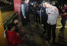 Polres Jakbar Tangkap Dua Orang Bawa Obat Terlarang dalam Patroli Malam