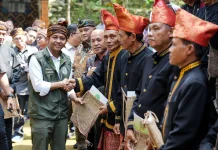 Menhut Raja Antoni Serahkan SK Hutan Adat