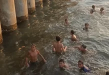 Tradisi Lempar Koin di Pantai Wika Meriahkan Libur Warga Kalibaru