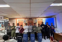 Pemkot Jakbar Bagikan Tong Sampah Pilah ke Warga Roa Malaka