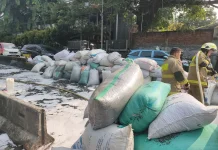Damkar Jakbar Bersihkan Tumpahan Oli Akibat Kecelakaan Truk di Flyover Pesing