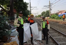 KAI Bersihkan Jalur Rel Pasar Senen–Gang Sentiong demi Keselamatan