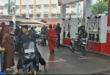 Harga Pertamax Naik, Antrean Pertalite Mengular di SPBU Palmerah